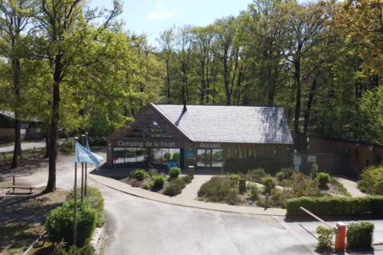 Camping De La Forêt 3*, Camping 3* à Sillé le Guillaume (Sarthe) - Location Tente équipée pour 4 personnes - Photo N°2