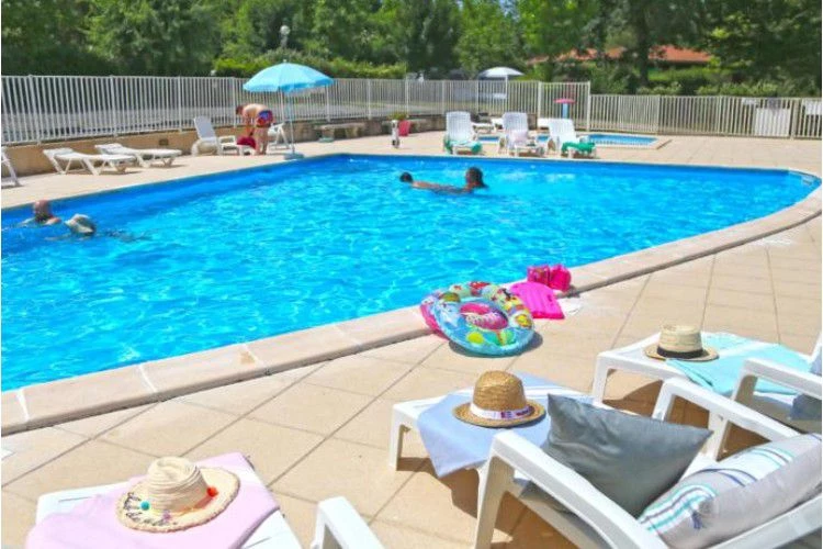 Camping Le Repaire 3*, Camping 3* à Thiviers (Dordogne) - Location Chalet pour 6 personnes - Photo N°2