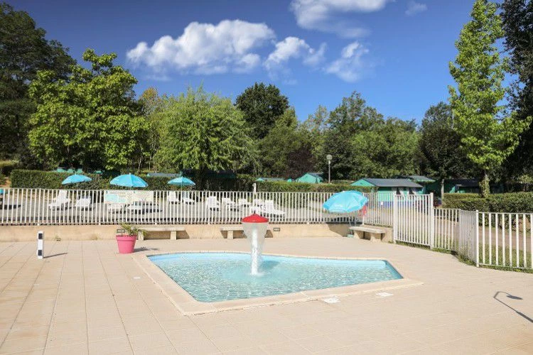 Camping Le Repaire 3*, Camping 3* à Thiviers (Dordogne) - Location Chalet pour 6 personnes - Photo N°3