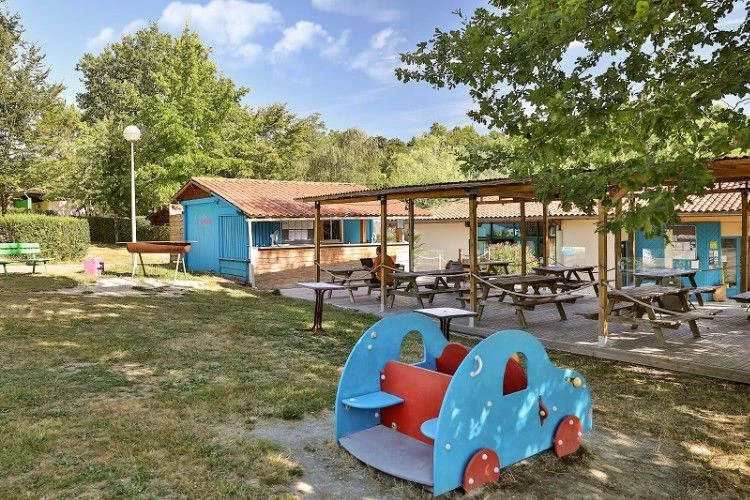 Camping Le Repaire 3*, Camping 3* à Thiviers (Dordogne) - Location Chalet pour 6 personnes - Photo N°7