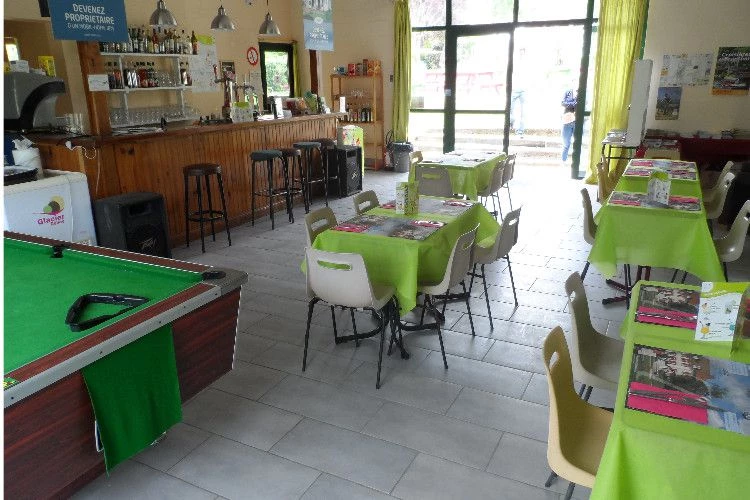 Camping Le Repaire 3*, Camping 3* à Thiviers (Dordogne) - Location Chalet pour 6 personnes - Photo N°8