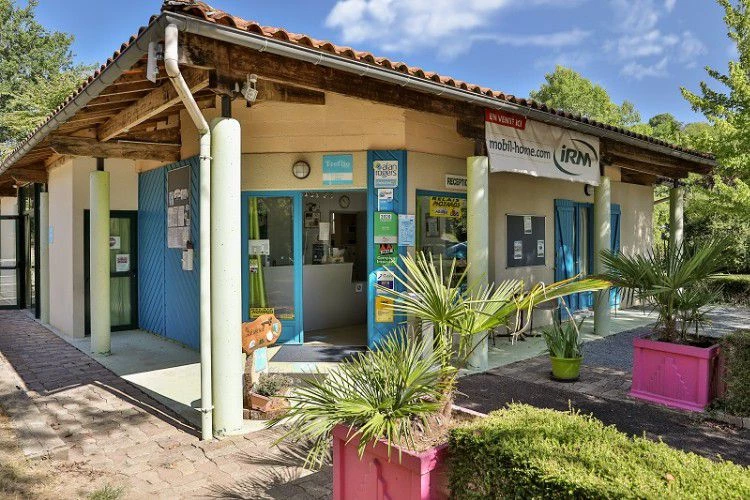 Camping Le Repaire 3*, Camping 3* à Thiviers (Dordogne) - Location Chalet pour 6 personnes - Photo N°12
