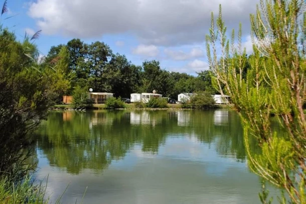 Camping Les Etangs Mina 3*, Camping 3* à Saint Sornin (Charente Maritime) - Location Tente équipée pour 4 personnes - Photo N°6