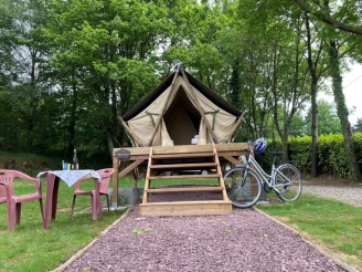 Camping Domaine de Kerelly 3*, Camping 3* à Guégon (Morbihan) - Location Tente équipée pour 2 personnes - Photo N°4