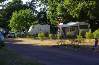, Camping 3* à Guémené Penfao (Loire Atlantique) - Location Roulotte pour 4 personnes - Photo N°4