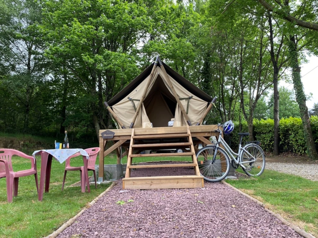 Camping Domaine de Kerelly 3*, Camping 3* à Guégon (Morbihan) - Location Tente équipée pour 2 personnes - Photo N°4