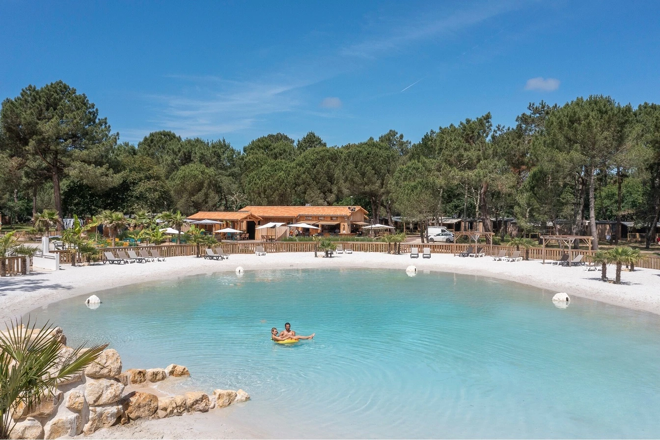Camping moderne et confortable, parfaitement intégré dans un environnement zen avec un lagon naturel .