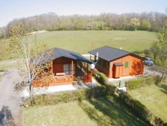 Camping La Marjorie 3*, Camping 4* à Lons le Saunier (Jura) - Location Chalet pour 6 personnes - Photo N°4