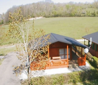 Camping La Marjorie 3*, Camping 4* à Lons le Saunier (Jura) - Location Chalet pour 5 personnes - Photo N°1