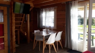 Camping Les P'tites Maisons dans la Prairie 3*, Camping 3* à Sallertaine (Vendée) - Location Chalet pour 6 personnes - Photo N°3