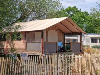 Camping Les P'tites Maisons dans la Prairie 3*, Camping 3* à Sallertaine (Vendée) - Location Bungalow pour 5 personnes - Photo N°1