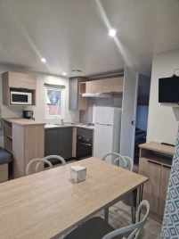 Camping Les P'tites Maisons dans la Prairie 3*, Camping 3* à Sallertaine (Vendée) - Location Mobil Home pour 6 personnes - Photo N°3