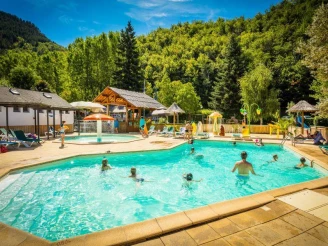 Camping Le Pont du Tarn 3*, Camping 3* à Florac (Lozère) - Location Cabane pour 7 personnes - Photo N°4