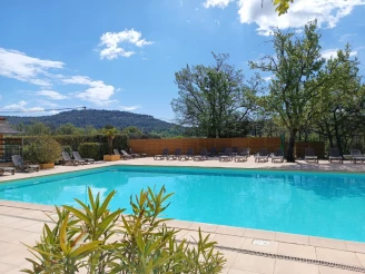 Domaine des Chênes Blancs 3*, Camping 3* à Saint Saturnin lès Apt (Vaucluse) - Location Tente équipée pour 5 personnes - Photo N°3