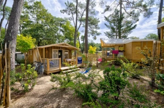 Camping Les Biches 4*, Camping 4* à Saint Hilaire de Riez (Vendée) - Location Cabane pour 4 personnes - Photo N°2