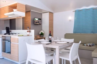 Camping Domaine Les Mûriers 4*, Camping 4* à Vendres Plage (Hérault) - Location Chalet pour 6 personnes - Photo N°3