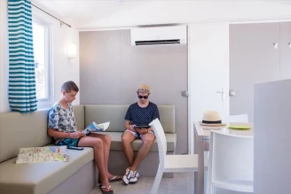 Camping Domaine Les Mûriers 4*, Camping 4* à Vendres Plage (Hérault) - Location Chalet pour 6 personnes - Photo N°4