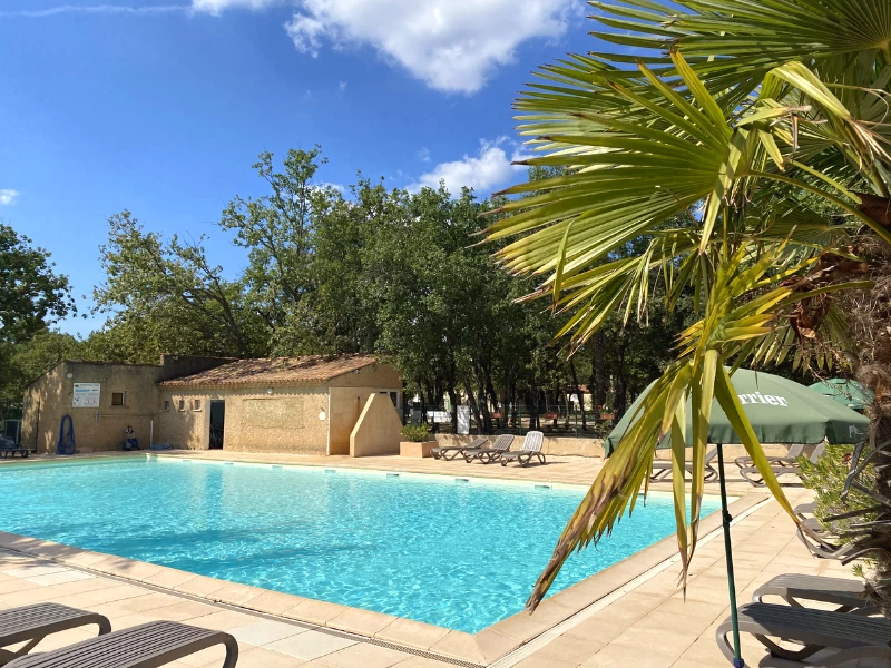 Domaine des Chênes Blancs 3*, Camping 3* à Saint Saturnin lès Apt (Vaucluse) - Location Tente équipée pour 5 personnes - Photo N°7