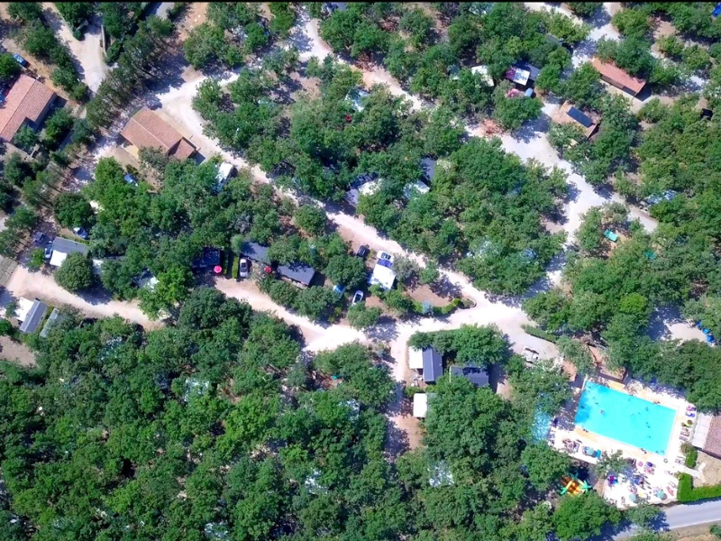 Domaine des Chênes Blancs 3*, Camping 3* à Saint Saturnin lès Apt (Vaucluse) - Location Tente équipée pour 5 personnes - Photo N°8
