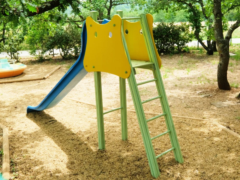 Domaine des Chênes Blancs 3*, Camping 3* à Saint Saturnin lès Apt (Vaucluse) - Location Tente équipée pour 5 personnes - Photo N°10