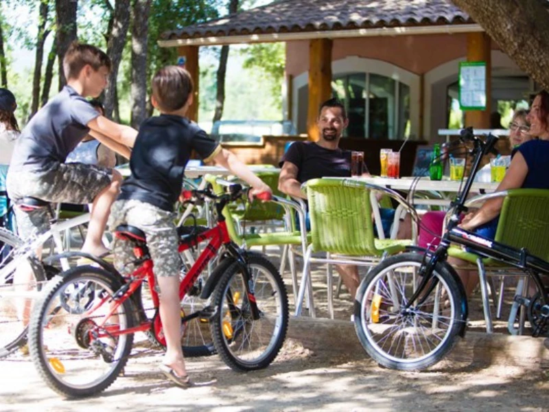 Domaine des Chênes Blancs 3*, Camping 3* à Saint Saturnin lès Apt (Vaucluse) - Location Tente équipée pour 5 personnes - Photo N°11