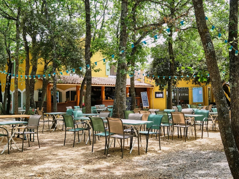 Domaine des Chênes Blancs 3*, Camping 3* à Saint Saturnin lès Apt (Vaucluse) - Location Tente équipée pour 5 personnes - Photo N°17
