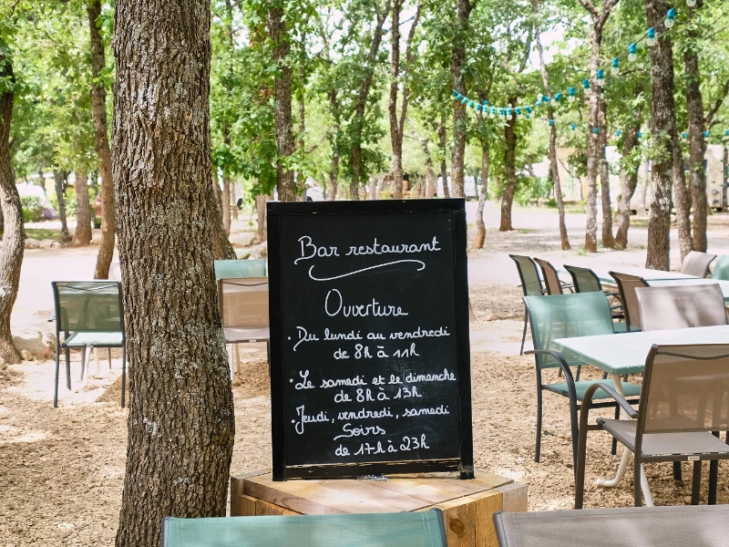 Domaine des Chênes Blancs 3*, Camping 3* à Saint Saturnin lès Apt (Vaucluse) - Location Tente équipée pour 5 personnes - Photo N°20