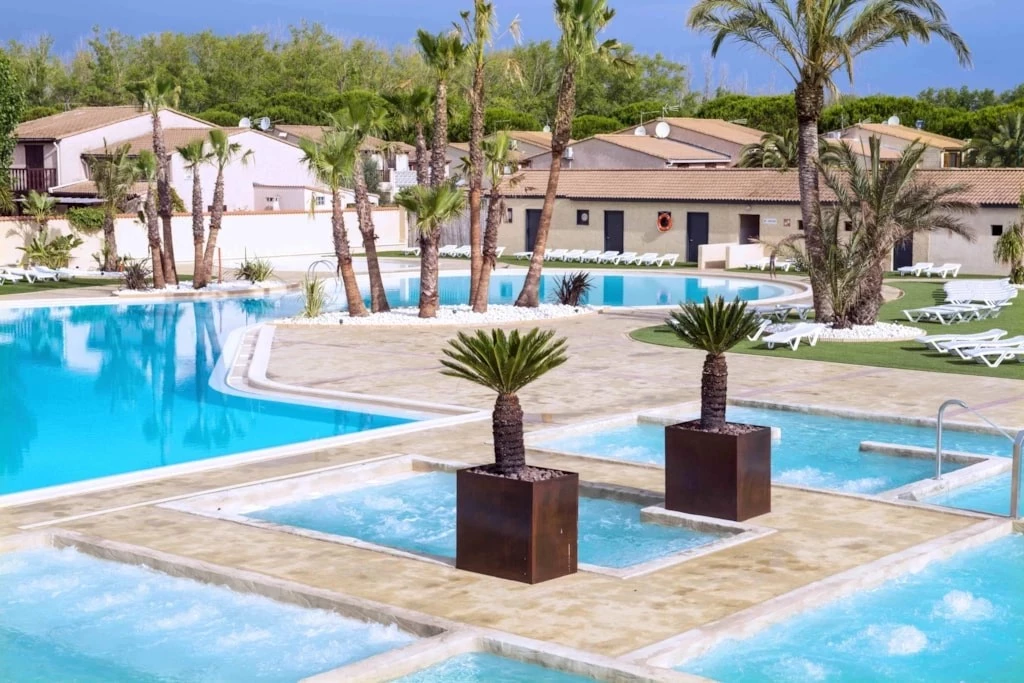 Village vacances Les Tamaris & Portes du Soleil 3*, Camping 3* à Portiragnes Plage (Hérault) - Location Maison pour 6 personnes - Photo N°2