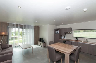 Golden Lakes Village 4*, Camping 4* à Boussu lez Walcourt (Hainaut) - Location Villa pour 4 personnes - Photo N°2
