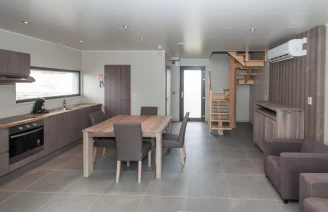 Golden Lakes Village 4*, Camping 4* à Boussu lez Walcourt (Hainaut) - Location Villa pour 4 personnes - Photo N°3