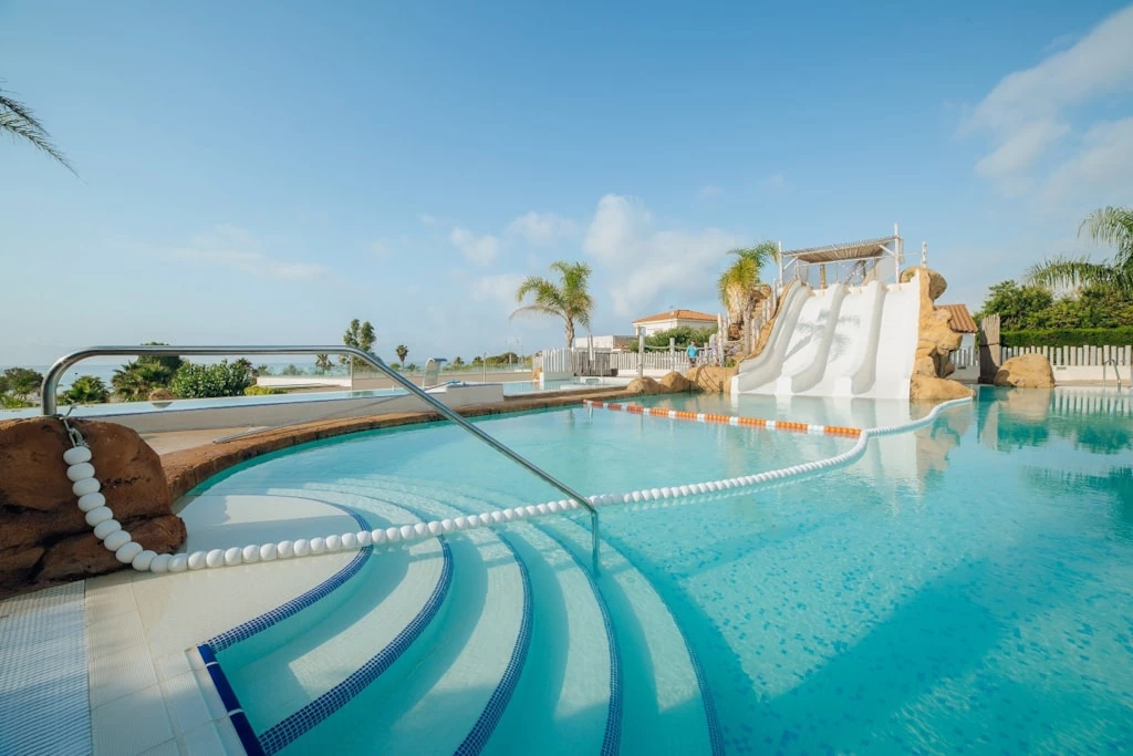 Alannia ELS PRATS 4*, Camping 4* à Miami Playa (Tarragone) - Location Bungalow pour 6 personnes - Photo N°2