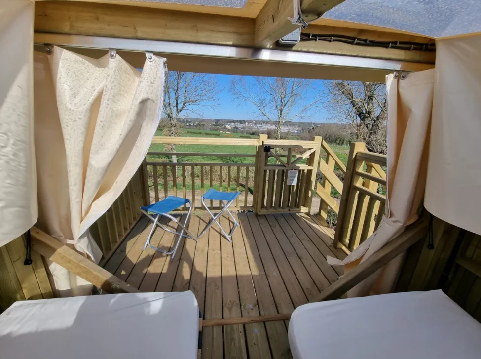 Camping Les Rives de Vilaine 2*, Camping 2* à Férel (Morbihan) - Location Cabane pour 2 personnes - Photo N°2