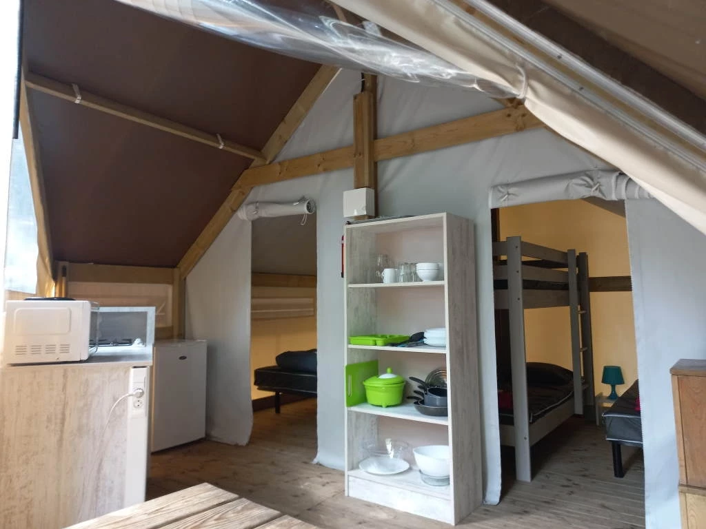 Camping Parfums d'Eté 4*, Camping 4* à Jard sur Mer (Vendée) - Location Tente équipée pour 5 personnes - Photo N°5