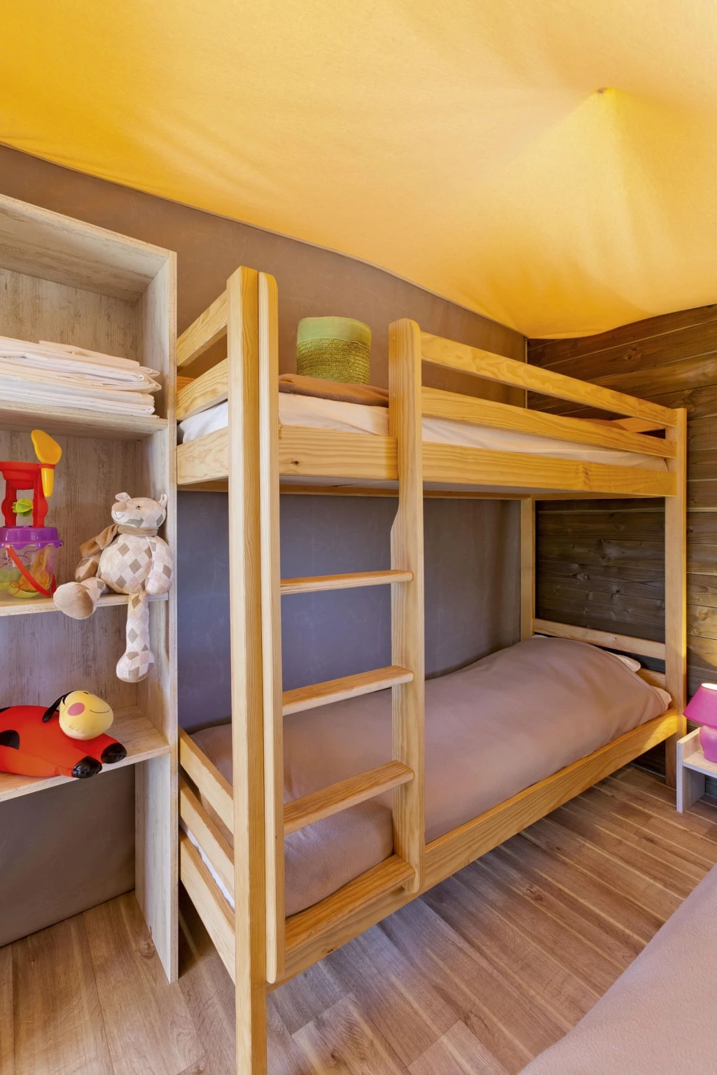 Camping Parfums d'Eté 4*, Camping 4* à Jard sur Mer (Vendée) - Location Tente équipée pour 5 personnes - Photo N°8