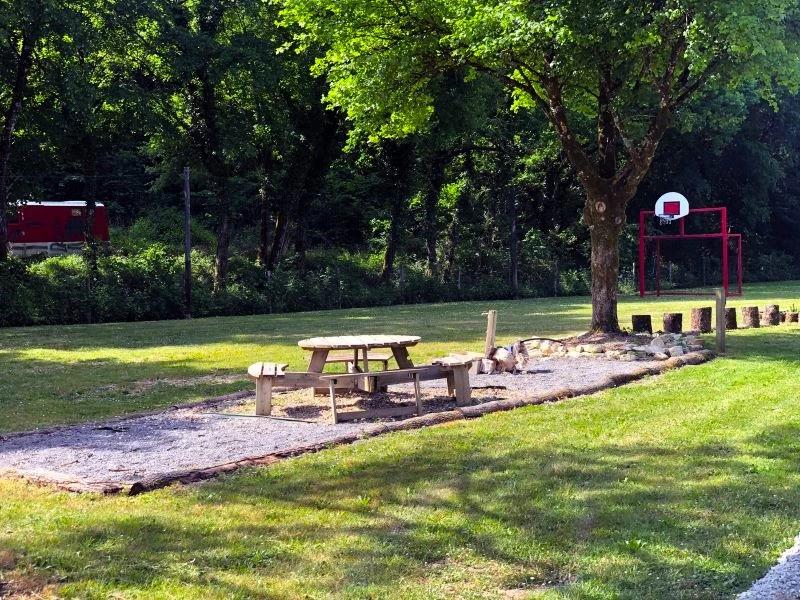Camping Le Lizot 3*, Camping 3* à Saint Mandé sur Brédoire (Charente Maritime) - Location Mobil Home pour 6 personnes - Photo N°8